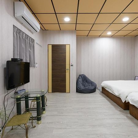羅東夜市 小宅一生民宿 Night Market Small House Lifetime Hotel Luodong Esterno foto