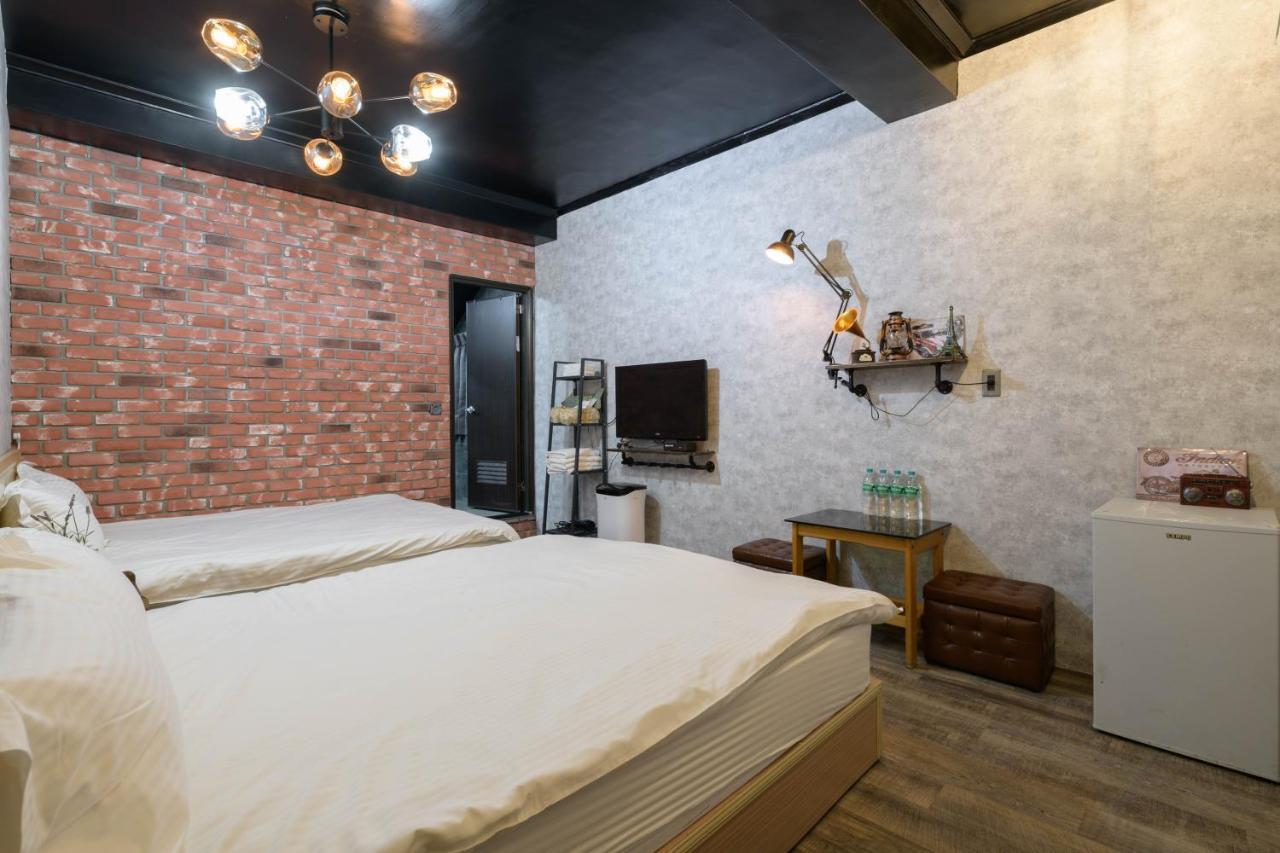 羅東夜市 小宅一生民宿 Night Market Small House Lifetime Hotel Luodong Esterno foto